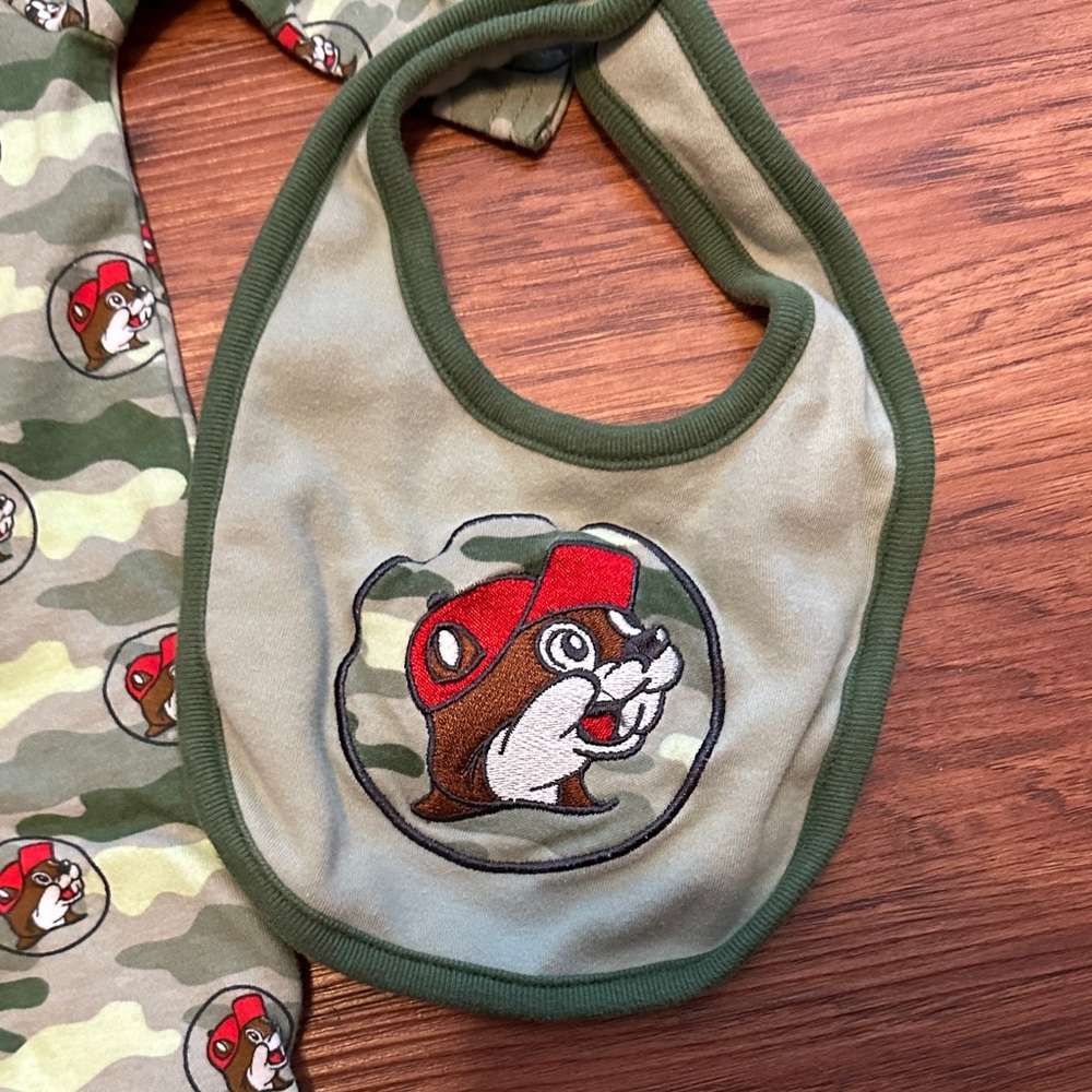 Buc-ee’s Camo Longsleeve Onesie With Bib 3 Months - Picture 3 of 6